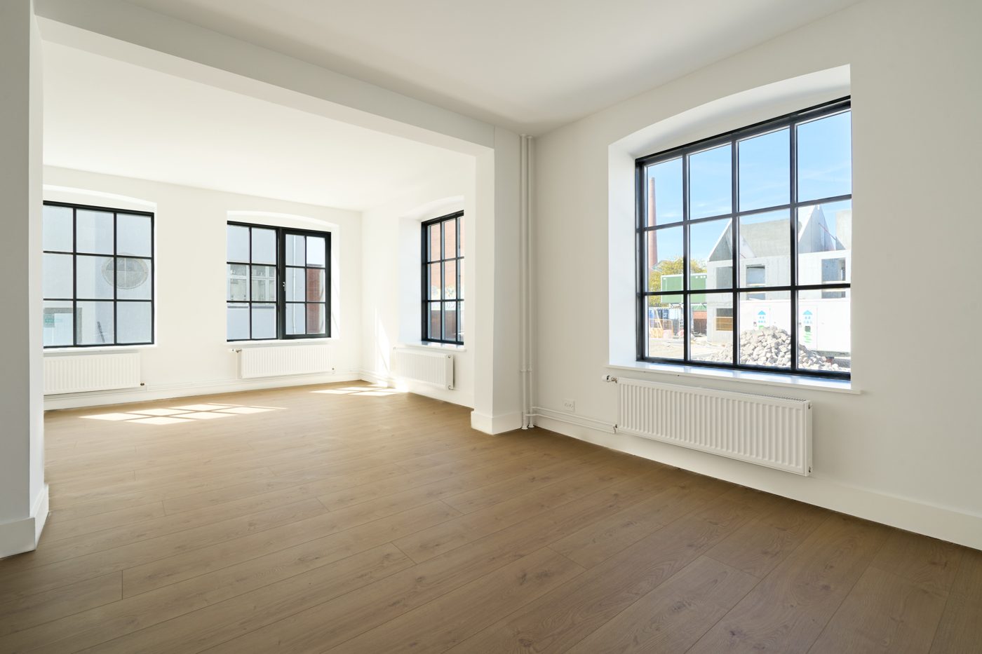 Bangs Have - lys stue med store vinduer