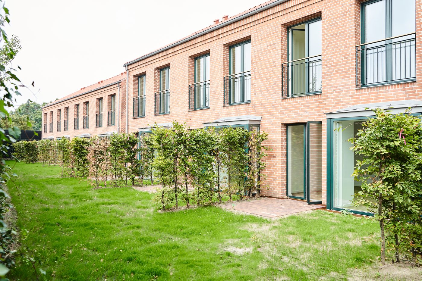 Nybyggede rækkehuse til leje på Grønnegårds Allé i Kerteminde - facade med haver
